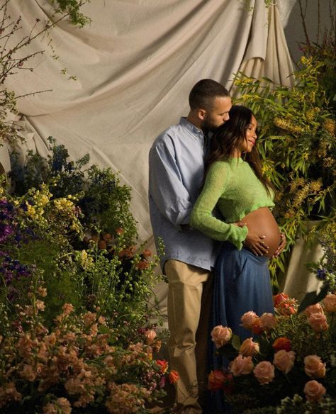 Maternity Shoot Outfit, Pregnancy Announcement Pictures, Pregnancy Announcement Photoshoot, Baby Announcement Photoshoot, Cute Pregnancy Pictures, Maternity Photography Poses Couple, Maternity Photo Outfits, Maternity Photography Poses Pregnancy Pics, Baby Announcement Pictures