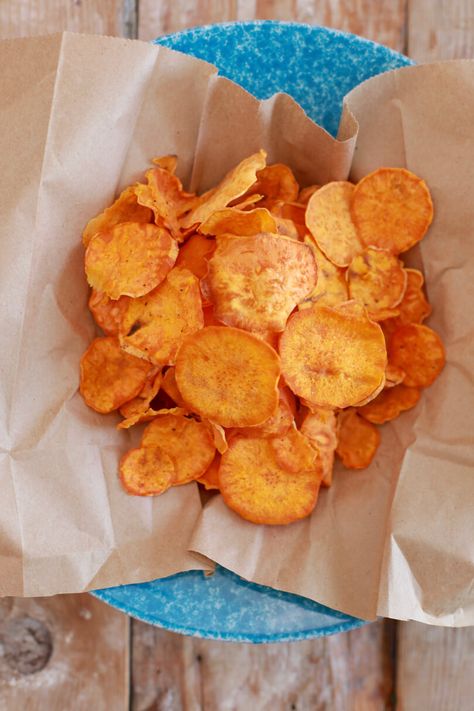 Microwave Sweet Potato Chips? seriously? they are AMAZING! and just take 3 minutes. Microwave Potato Chips, Microwave Chips, Sweet Potato Chips Recipe, Microwave Sweet Potato, Microwave Snacks, Prep Meals, Healthy Eating Snacks, Sweet Potato Chips, Healthy Grilling