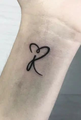 31 Striking Love Heart R Tattoo Ideas For Men and Women - Psycho Tats Breakthrough Tattoo, Mesmerizing Tattoos, Tattoo Animation, Animation Tattoo, Design A Tattoo, Letter R Tattoo, Ink Magic, Love Heart Tattoo, Simple Heart Tattoos