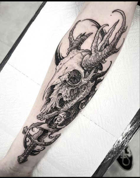 Dark Tattoo Designs, Gotik Tattoo, Backpiece Tattoo, Shadow Tattoo, Goat Skull, Wicked Tattoos, Scary Tattoos, Nordic Tattoo, Animal Skull