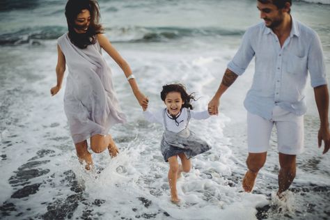 Family Photoshoot Seaside, Seaside Family Photoshoot, Pose Reference 3 People, Mom And Me Photos, Beach Photoshoot Family, Outdoor Family Photoshoot, Genuine Happiness, Family Beach Portraits, Fun At The Beach