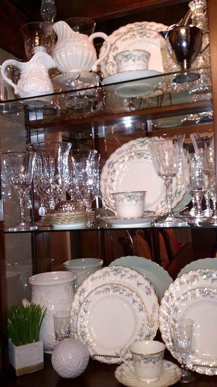 Picture Crystal Glassware Display, Fine China Display, Thrift Decorating, Antique China Hutch, China Cabinet Decor, Glassware Display, Dining Room Decor Traditional, Hutch Styling, China Cabinet Redo