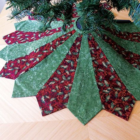 Christmas Diy Sewing, Old Fashion Christmas Tree, Christmas Tree Skirts Patterns, Plate Template, Tree Skirt Pattern, Skirt Pattern Free, Xmas Tree Skirts, Dresden Plate, Ideas Hogar