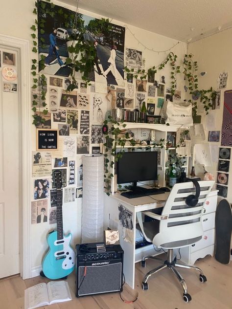 Basically insporation for a room of an awsthetic called “grudge”. It can be more then grudge if u put ur mind to it. :) Room Ideas For Small Rooms Vintage, Bookworm Bedroom, Bedroom Tour, Camera Vintage, Chill Room, Bedroom Curtains, Pinterest Room Decor, Ideas For Living Room, Indie Room