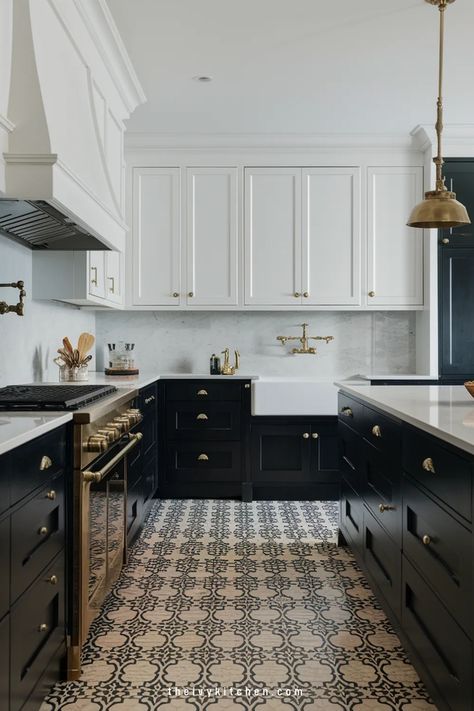 Modern kitchen with white upper cabinets, black lower cabinets, a patterned tile floor, and gold accents. Downtown Kitchen, Aesthetic Black Kitchen, Black And White Kitchen Cabinets, Black Kitchen Design Ideas, Black Kitchen Appliances, Elegant Black Kitchen, Luxury Black Kitchen, Black Lower Cabinets, Black Kitchen Inspiration