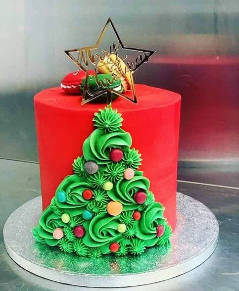 Christmas Birthday Cake, Winter Torte, Christmas Themed Cake, Christmas Cake Designs, Cake Decorating Piping, Christmas Cake Decorations, Christmas Cake Recipes, Xmas Cake, Winter Cake