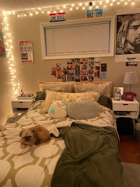 Grunge Fairycore Bedroom, London Bedroom Aesthetic, Army Green Bedroom, Fall Decor Aesthetic, Bedroom Autumn, Fall Bedroom Aesthetic, Fairycore Bedroom, Room Decor Fall, London Bedroom