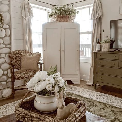 Cottage Style Bedroom, Cozy White Cottage, Cozy Farmhouse Living Room, Farmhouse Living Room Ideas, Modern Farmhouse Living Room Decor, Gorgeous Farmhouse, Rustic Farmhouse Living Room, Farmhouse Style Living Room, Modern Farmhouse Living