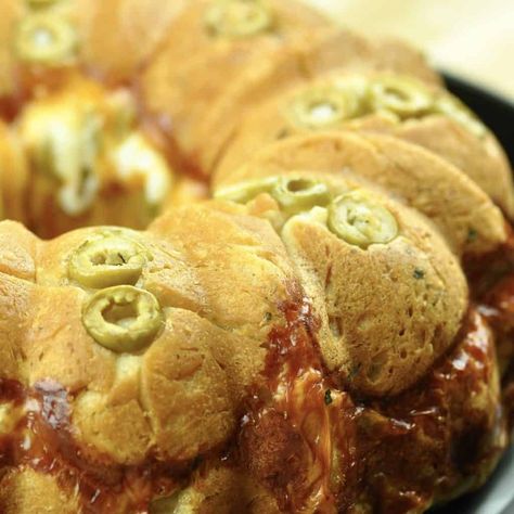 Pizza Pull Apart Bread, Pizza Pull Apart, Cheesy Garlic Bread Recipe, Pull Apart Pizza Bread, Food Dolls, Olive Bread, Marinated Olives, Garlic Bread Recipe, Game Snacks