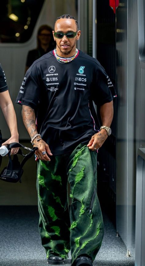 F1 Outfit Men, Lewis Hamilton Style, Lewis Hamilton Fashion, Lewis Hamilton Outfit, F1 Outfit, Mens Athletic Fashion, Dope Fashion Outfits, Hamilton Outfits, Male Fits