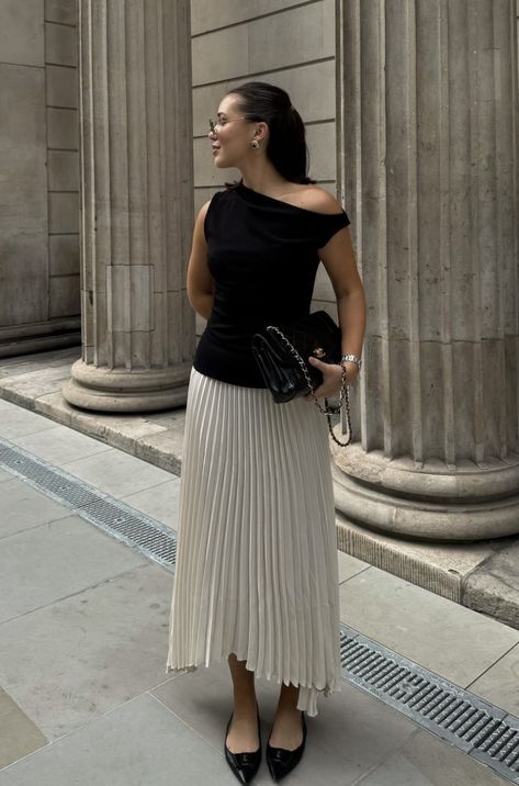 Synagogue Outfit, Pleat Skirt Outfit, Cannes Outfits, Black Pencil Skirt Outfit Work, Rachel Outfits, Court Fits, Black Pencil Skirt Outfit, Pencil Skirt Outfit, Cute Professional Outfits