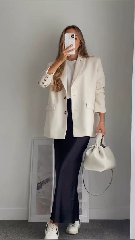 Synagogue Outfit, Female Office Outfits, Street Style Outfits Casual, Satin Skirt Outfit, Female Office, Modesty Outfits, Elegant Outfit Classy, Mode Turban, Stylish Work Attire