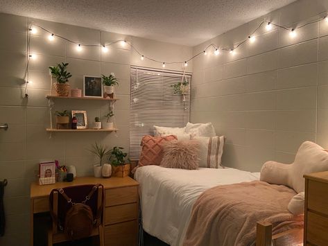 Dorm Room Single, Boho Dorm Room Ideas Colleges, Room Ideas University, College Manifestations, Single Dorm Room Ideas, Tiny Dorm Room, Boho Dorm Room Ideas, Dorm Things, Modern Dorm Room