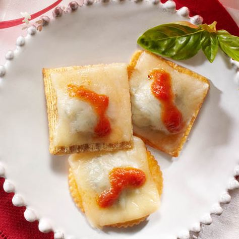 Baked Ravioli Recipe, Baked Ravioli, Ravioli Bake, Appetizer Dessert, Snack Brands, Ravioli Recipe, Holiday Party Foods, Holiday Snacks, Christmas Party Food