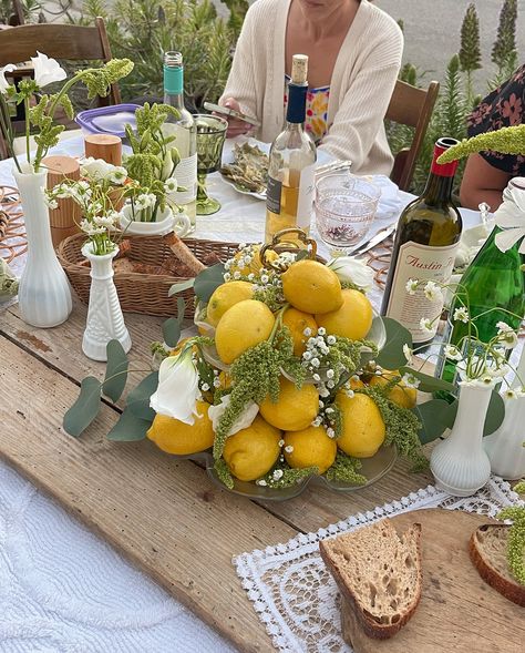 Cookbook Club: Italian Summer Edition🍝✨👩🏼‍🍳🌞 Capri Dinner Party, Italian Night Table Setting, Italian Countryside Dinner Party, Italian Summer Dinner Party Aesthetic, Vintage Italian Dinner Party, Summer Table Decorations, Italian Menu, Italian Interior, Summer Tables