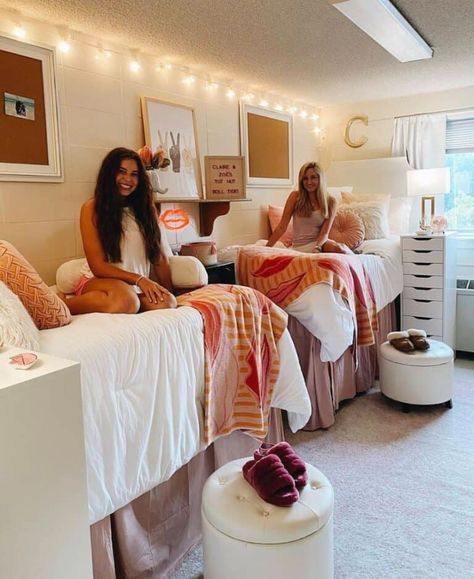 Dorm Room Decor Ideas, College Bedroom Decor, Dorm Room Layouts, College Dorm Room Inspiration, Pink Dorm Rooms, Dream Dorm Room, Dorm Room Styles, Cozy Dorm Room, Sophia Lee