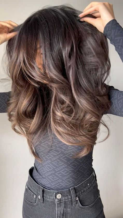 Rambut Brunette, Black Hair Balayage, Brown Hair Inspo, Brunette Hair With Highlights, Hairstyles For Layered Hair, Brunette Balayage Hair, Brown Hair Balayage, Balayage Brunette, Penteado Cabelo Curto