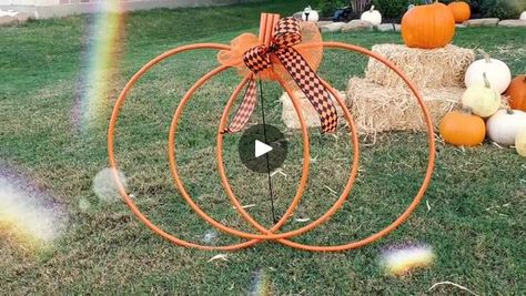 Hula Hoop Pumpkin, Ffa Spirit Week Ideas, Front Yard Fall Decor Ideas, Front Yard Fall Decor, Outdoor Decorating Ideas, Halloween Decorating Ideas, Dollar Tree Halloween, Cheap Fall, Bracelets Easy