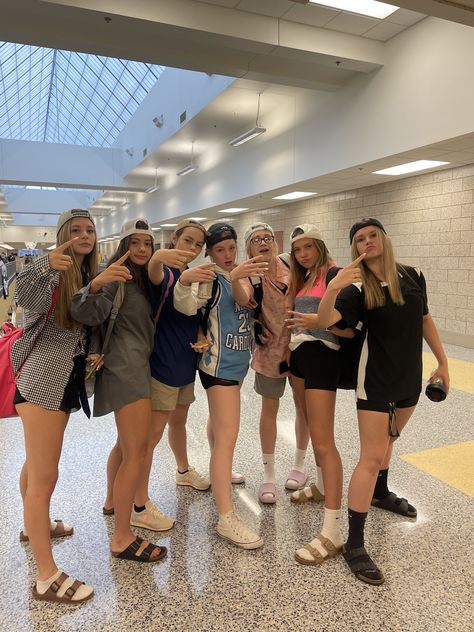 Fieldtrip School Outfit, Birkenstock Sandals Outfit With Socks, American High School Outfit, Hazel Aesthetic, Legally Blonde Outfits, School Trip Outfit, Birks Outfit, America Aesthetic, Birkenstock Sandals Outfit