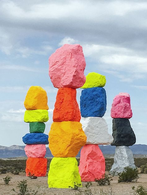 Seven Magic Mountains via happymundane.com Colorful Rocks, Ugo Rondinone, Seven Magic Mountains, Decoration Evenementielle, Desert Design, Art Brut, Sculpture Installation, Graceland, Land Art