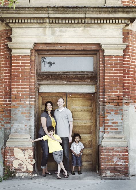 Old Building Family Photoshoot, Downtown Family Photoshoot, Urban Family Photoshoot, Urban Family Pictures, Neon District, Urban Family Photography, Adult Family Photos, Urban Family Photos, Downtown Photoshoot