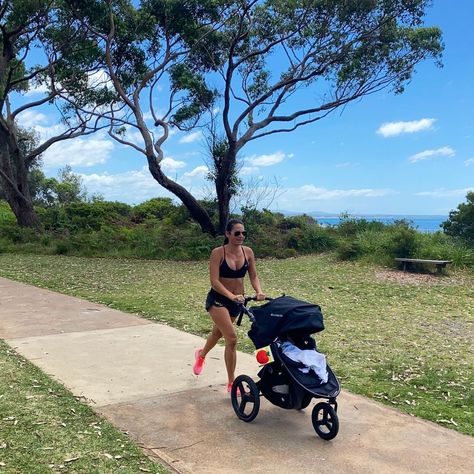 Fit Mum Inspiration, Running With Stroller Aesthetic, Running Stroller, 16 Week Half Marathon Training, Stroller Workout, Half Marathon Plan, Beginner Half Marathon Training, Half Marathon Tips, Uppababy Vista Stroller