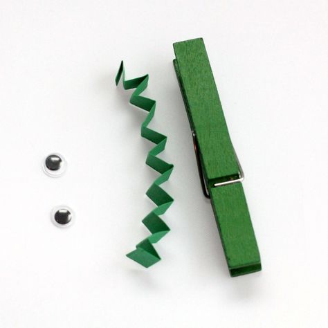 If you're studying the letter A, don't miss out on making this super-fun clothespin alligator craft. Make this activity as a part of your Letter A Crafts. Clothespin Alligator, Diy Alligator, Alligator Craft, Alligator Crafts, Pin Crafts, Frog Crafts, Alphabet Practice, The Letter A, Teaching Toddlers