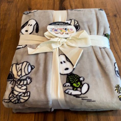 Peanuts 55x70 Snoopy And Woodstock Mummy Blanket Snoopy Blankets, Snoopy Merchandise, Snoopy Things, Snoopy Blanket, Snoopy Items, Purple Throw Blanket, Snoopy Pajamas, Snoopy Dog House, Snoopy Gifts