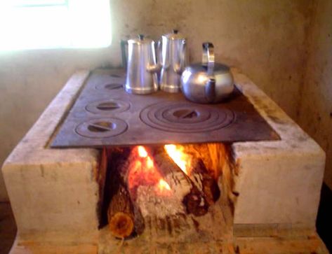 Old Portuguese Village Wood Burning stove. With metal piece I have and cinder blocks Kitchen Design Diy, Outdoor Stove, Outdoor Oven, Basic Kitchen, Outdoor Kitchen Design Layout, Cob House, Rocket Stoves, Kitchen Designs Layout, घर की सजावट