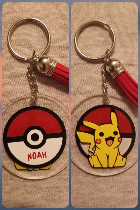 Keychain Painting, Pikachu Keychain, Keyring Ideas, Pokemon Keychain, 3d Pokemon, Keychain Designs, Anime Crafts Diy, Sublimacion Ideas, Pokemon Diy