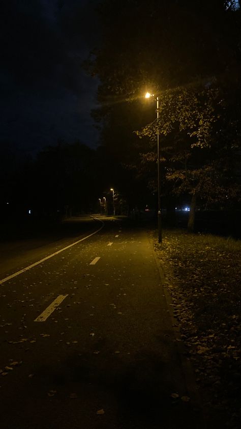 Dark Late Night Aesthetic, Fake Instagram Story Night, Dark Place Aesthetic, Arch Pic, Night Outside, Picture Dark, Evening Aesthetic, Night Walks, Cool Pictures For Wallpaper