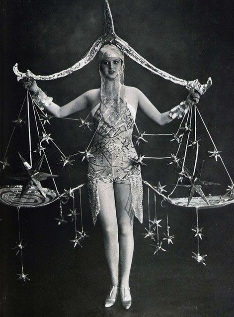 Ziegfeld Girls, Astrology Stars, Vintage Circus, Cabaret, Mode Vintage, Vintage Photographs, Vintage Beauty, Vintage Photography, Vintage Costumes