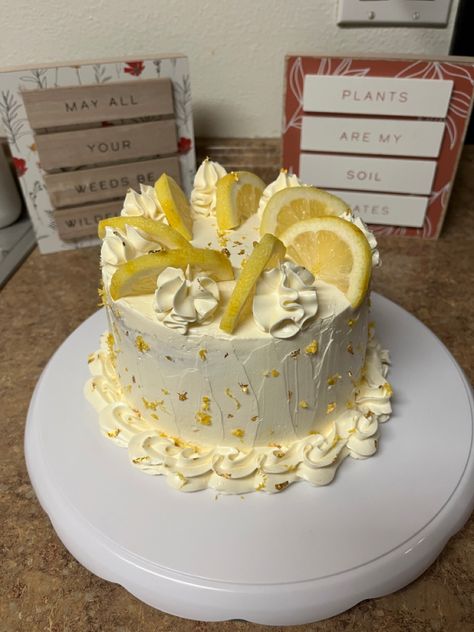 Birthday Cake Lemon, Simple Lemon Birthday Cake, Birthday Cake Decoration, Lemon Drizzle Cake Aesthetic, Lemon Birthday Cake, Aesthetic Lemon Cake, Vintage Lemon Cake, Lemon Cupcakes Aesthetic, Cottagecore Baking