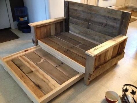 Doggie day bed with trundle...made from pallets and scrap wood Pallet Day Bed, Diy Interior Furniture, Wooden Daybed With Trundle, Wooden Daybed, Diy Daybed, Wood Daybed, House Bedrooms, Daybed With Trundle, Day Bed