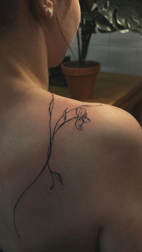 Naomi ❊ | botanical flow for @kaira.wlf 🌿💌 #tattoo #tattooideas #tattoomunich #tattoomünchen #tattooartist #finelinetattoos #blackandgreytattoos… | Instagram Back Of Neck Tattoo Woman, Shoulder Branch Tattoo, Lilly Line Drawing, Negative Space Tattoo Flower, Fine Line Magnolia Tattoo, Line Art Back Tattoo, Botanical Flow Tattoo, Flows Tattoo, Simple Violet Flower Tattoo