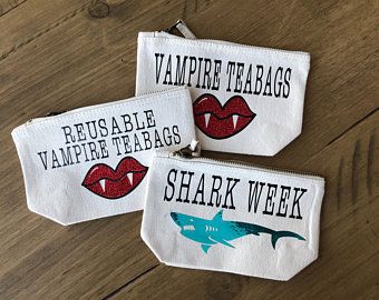 Vinyl Makeup Bag Ideas, Tampon Bag Diy, Vampire Teabags, Period Bags, Cricut Bags, Tampon Holder, Projet Cricut, Period Party, Funny Makeup Bag