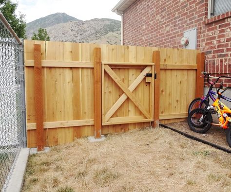 Wood Fence Gate Designs, Wooden Gate Door, Building A Wooden Gate, Crate Projects, Wooden Gate Designs, Building A Gate, Diy Gate, Build A Fence, Wooden Fence Gate