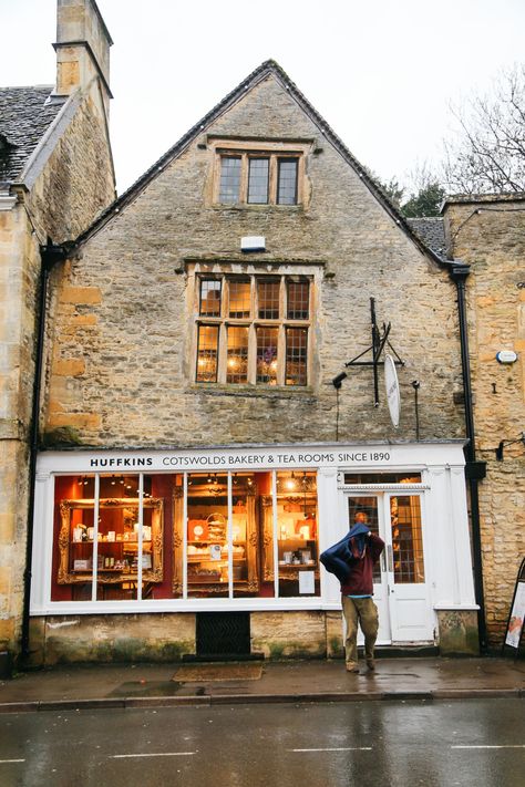 3 Neighbouring Villages & Towns You Need To Visit In The Cotswolds, England  - Hand Luggage Only - Travel, Food & Photography Blog English Countryside Aesthetic, Broadway Cotswolds, The Cotswolds England, Countryside Fashion, England Aesthetic, Cotswolds England, England Countryside, Countryside Cottage, United Kingdom Travel