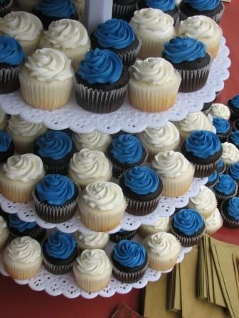 blue and white cupcakes Blue And White Sweet Table, Blue White Dessert Table, Blue And White Graduation Party Ideas Table Decorations, Blue White Cupcakes, Grad Party Blue And White, Homecoming Food Ideas, Blue And Silver Cupcakes, Blue And White Graduation Party Ideas, Blue And White Cupcakes