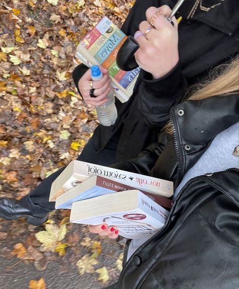 Romantising Reading, Book Friends Aesthetic, Reading With Friends Aesthetic, School In Autumn Aesthetic, Friends Reading Together Aesthetic, How I Wanna Be Perceived, Romanticizing Life Aesthetic Pictures, Autumn Friends Aesthetic, Friends Autumn Aesthetic