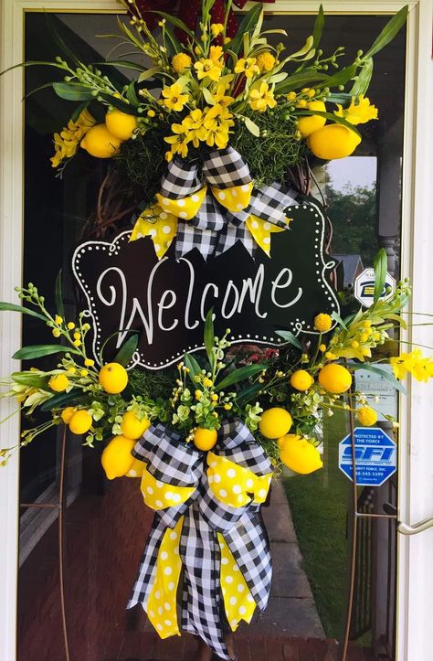 Lemon Wreath Ideas, Yard Water Features, Front Yard Lighting, Lemon Decorations, Lemon Wreaths, Spring Wreaths For Front Door Diy, Garden Front Yard, Lemon Crafts, Fruit Wreath