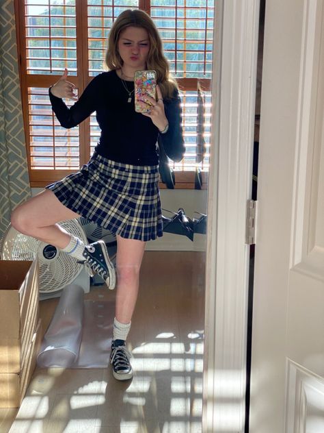 Tube Socks And Converse Outfit, Converse With Long Socks, Knee Socks With Converse, Plaid Mini Skirt Outfit, Plaid Skirt Knee High Socks, Fishnets Outfit, Grunge Outfits Plaid Skirts, Converse Shoes Outfit, Plaid Skirt Grunge