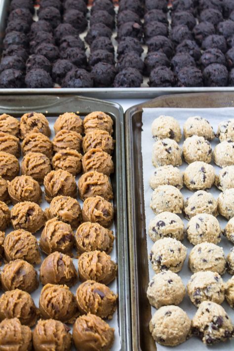 Cookie Bar Wedding, Bulk Cookies, Cookie Table Wedding, Wedding Cookies Recipe, Chewy Ginger Cookies, Cookie Display, Oreo Balls, Cookie Table, Frozen Cookie Dough