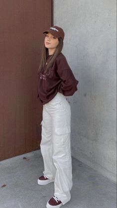 Outfits With Brown Top, 150 Cm Girl, Brown Top White Pants, White Cargo Pants Outfit Winter, Celana Fashion, Casual College Outfits, Everyday Fashion Outfits, Casual Day Outfits, Quick Outfits