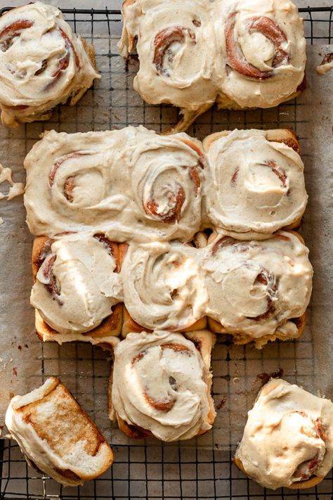 Soft and pillowy with the irresistible flavors of brown butter, brown sugar, and vanilla bean echoing through the dough, filling, and frosting. With same day or overnight instructions.rnrn#cinnamonrolls #brownbuttercinnamonrolls #cinnamonrollshomemade Vanilla Bean Cinnamon Rolls, Recipes That Use Vanilla Bean Paste, Cinnamon Rolls With Brown Butter Icing, Brown Butter Cinnamon Rolls, Overnight Cinnamon Buns, Cinnamon Roll Flavors, Food Rolls, Butter Cinnamon Rolls, Brown Sugar Icing