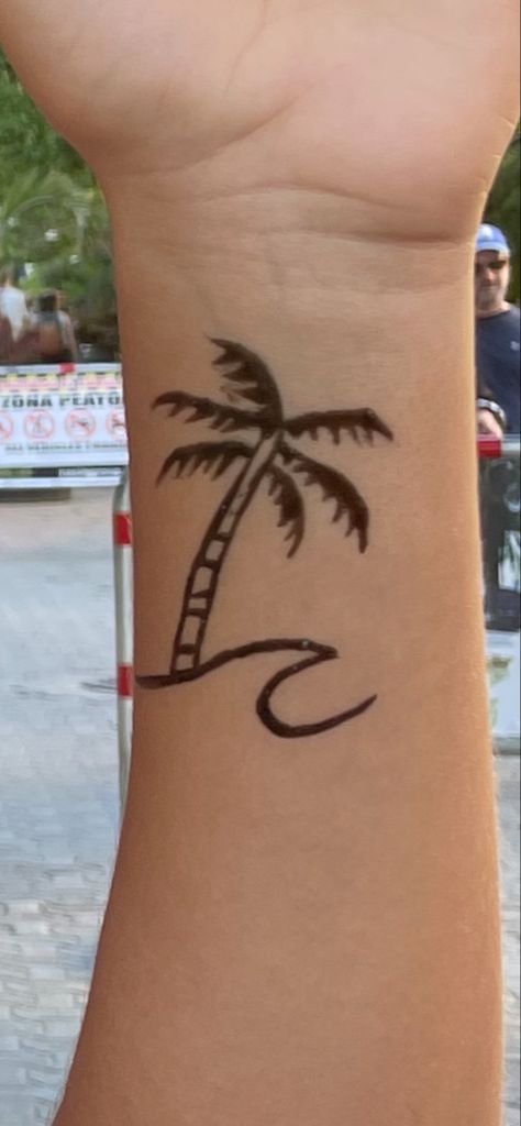 Simple Thigh Henna Designs, Beach Henna Tattoos Summer, Shark Henna Designs, Preppy Henna Tattoos, Henna Designs Beach Theme, Henna Tattoo Designs Beach, Henna Ocean Designs, Henna Tattoo Designs Summer, Henna Beach Design