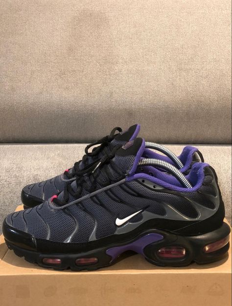 Tn Blancas, Nike Air Max 95 Outfit, Black Sneakers Outfit, White Nike Shoes, Nike Tn, All Nike Shoes, Side Bag, Mens Outfit Inspiration, Hype Shoes