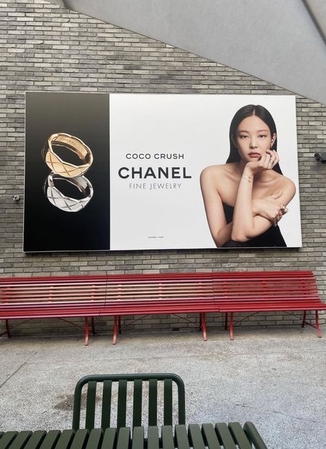 Jennie Chanel Campaign, Prada Billboard, Chanel Billboard, Fashion Billboard Design, Billboard Ideas, Chanel Coco Crush, Jewelry Campaign, Eminems Daughter, Banner Mockup