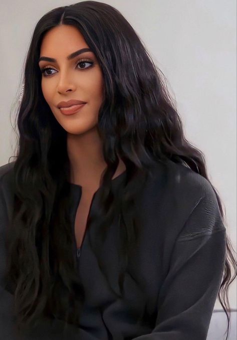 Kim Kardashian Wavy Hair, Kardashian Wavy Hair, Fit Hairstyles, Kardashian Aesthetic, Kourtney Kardashian Hair, Kim Kardshian, Brunette Black Hair, Kim And Kylie, Kendall Jenner Video