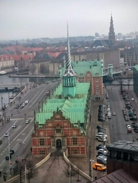 København Christiansborg Palace Copenhagen, Copenhagen Palace, Copenhagen Architecture, Travel Denmark, Christiansborg Palace, Copenhagen Travel, Aesthetic Architecture, North Europe, Arctic Circle